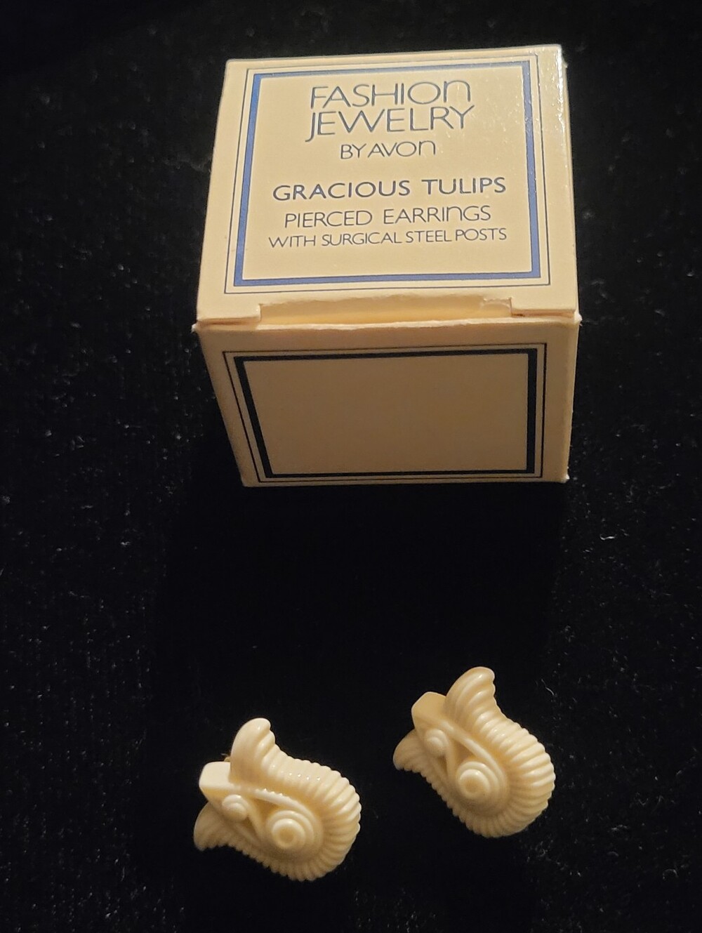 Vintage New In Box 1982 Avon Gracious Tulips Pierced Earrings Deadstock